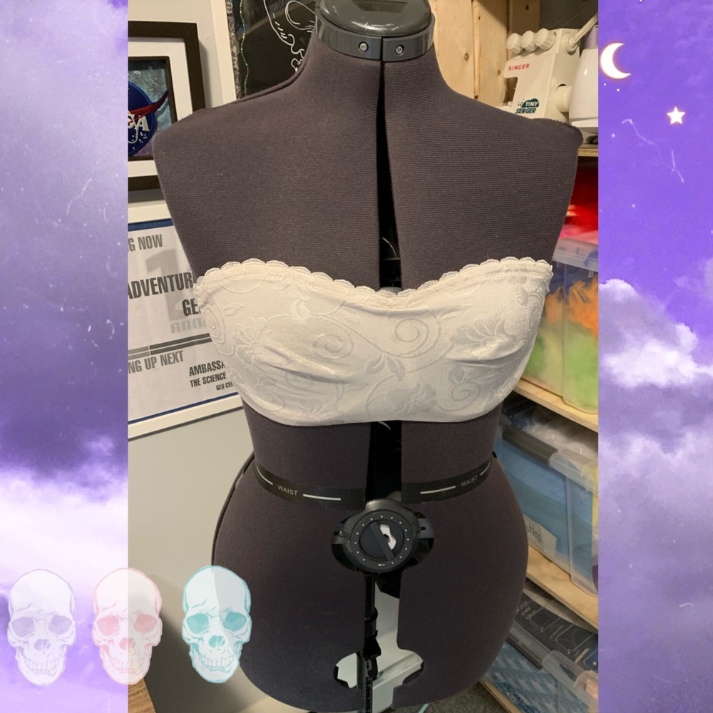 💀 White Strapless Playtex Bra